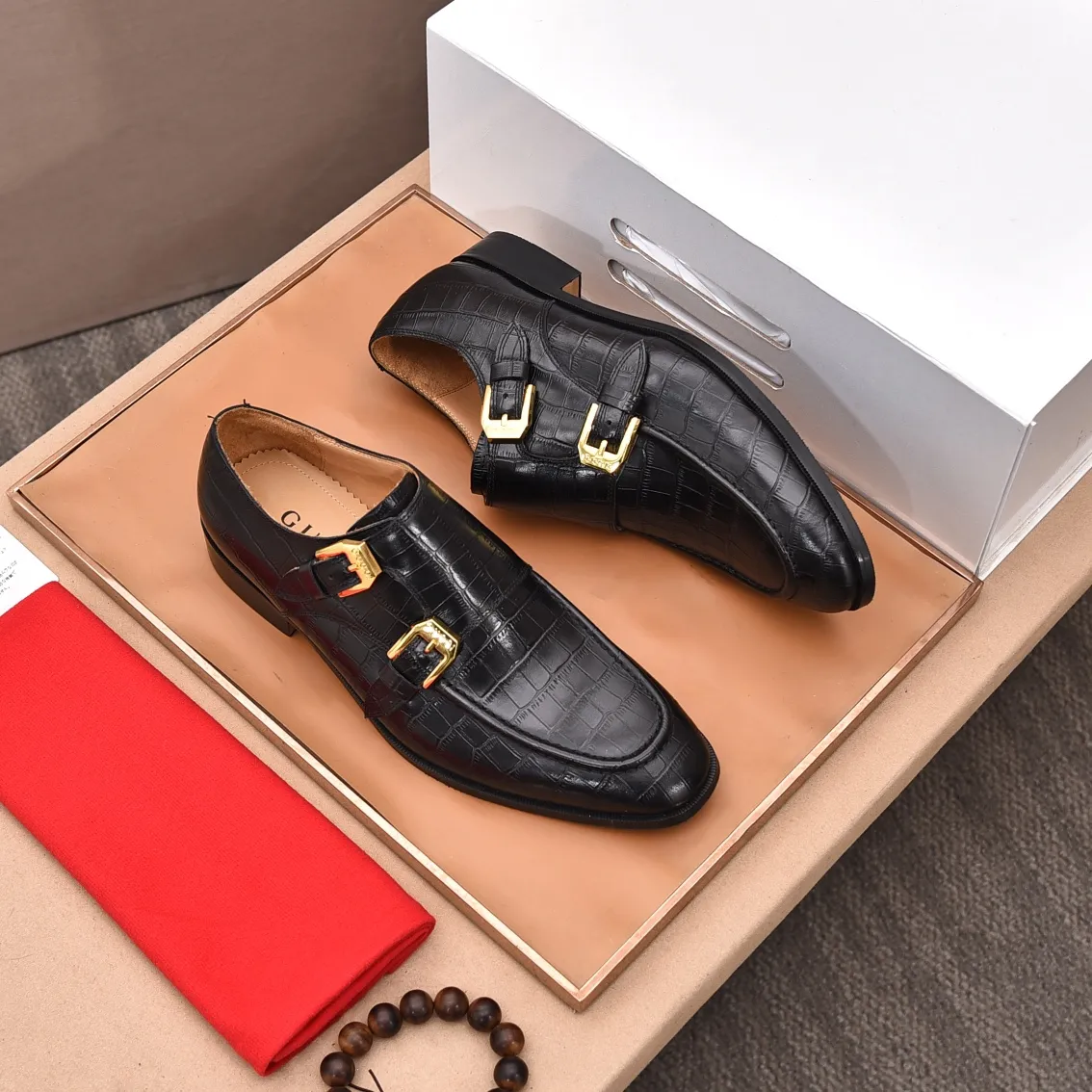 Men's shoes 💰560 (high-end, all cowhide) GUCCI high-end formal leather shoes, original imported fabrics from Italy, cowhide lining, original hardware. I believe you will be struck by it from the first moment you see it. The avant-garde atmosphere can no longer fully interpret its elegance. AAA grade rubber outsole, super comfortable. Original counter last, ensuring its original version and quality. The simple upper ensures its comfort and breathability. A pair of truly good shoes has its own unique soul, famous quality, regular size 38-44 (45 46 customized)